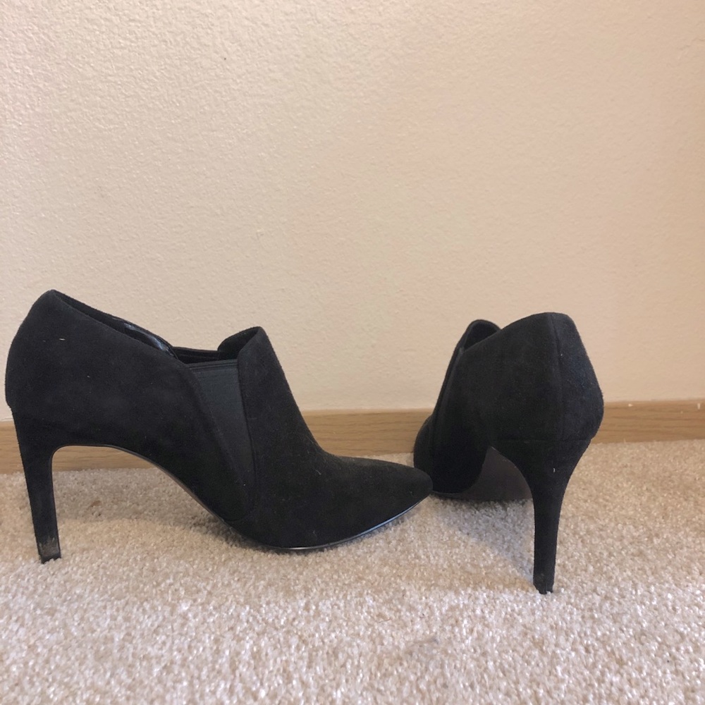 Velvet heels with a pointy toe